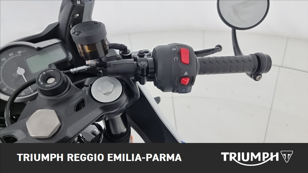 TRIUMPH Thruxton 400 Pearl Metallic White / Storm Grey Abs